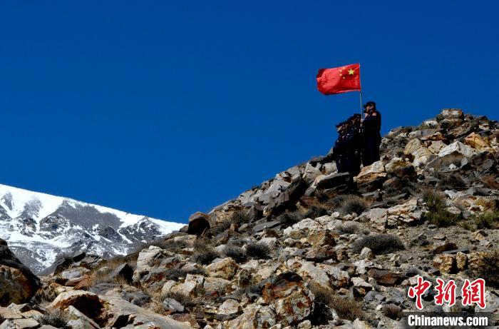 底雅邊境派出所民警夏永軍(右一)在巡邏中?！±盍?攝