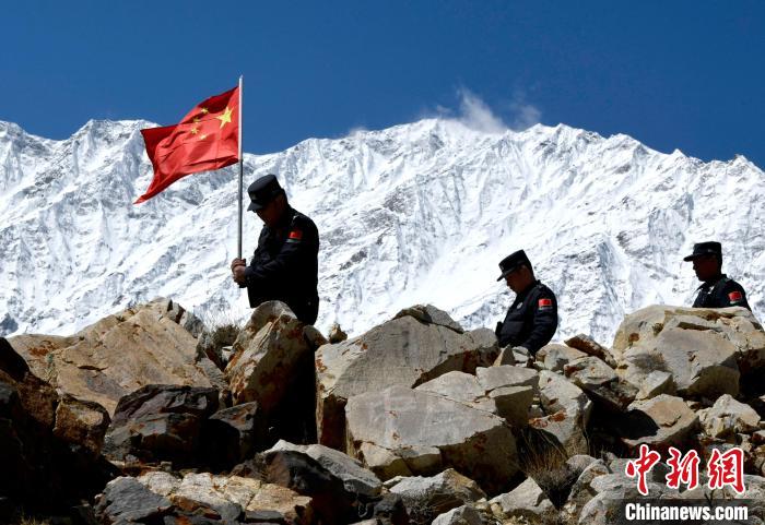 底雅邊境派出所民警夏永軍(左一)在巡邏中。