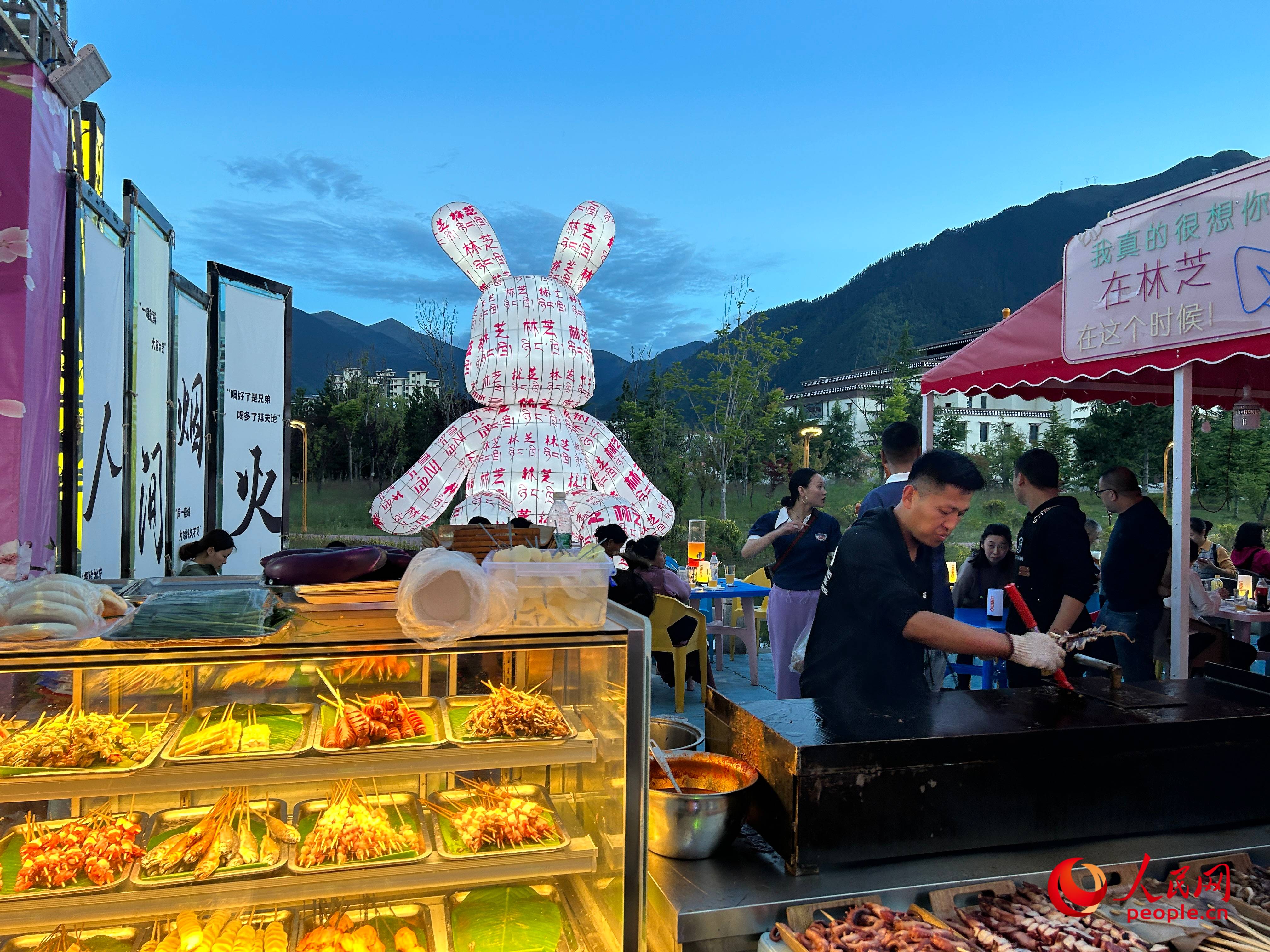 工布公園里的夜市，滿滿“煙火氣”。人民網(wǎng) 周靜圓攝