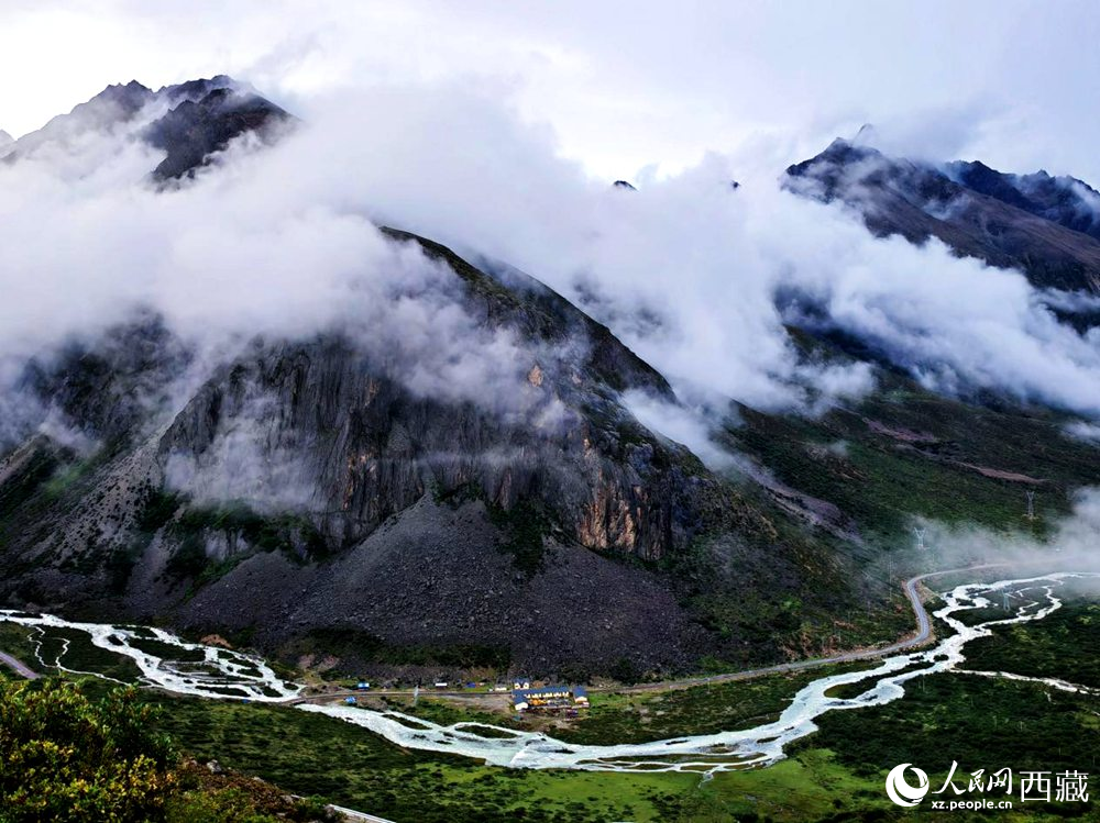 河流蜿蜒于青山間。人民網(wǎng) 李海霞攝