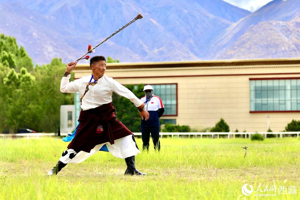 參賽選手在拉薩首屆農(nóng)牧民運(yùn)動(dòng)會(huì)上進(jìn)行“古朵”比賽（“古朵”指的是用牦牛毛或者山羊毛編織成的拋石繩，可以將石頭投擲到較遠(yuǎn)的地方，是牧民們用來放牧的工具）。