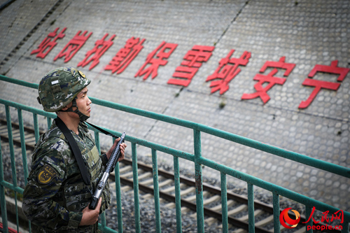 武警西藏總隊拉薩支隊執(zhí)勤八大隊官兵在鐵路旁執(zhí)勤。支翔宇 攝