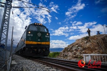 武警西藏總隊拉薩支隊執(zhí)勤八大隊官兵向駛過的火車行舉槍禮。張磊 攝