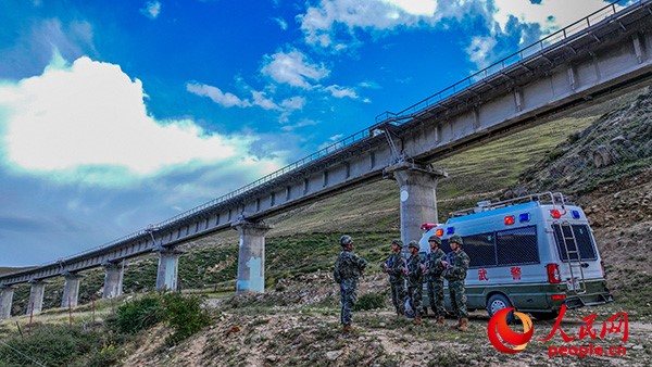 武警西藏總隊拉薩支隊執(zhí)勤八大隊官兵進行護路演練以應對突發(fā)情況。張磊 攝