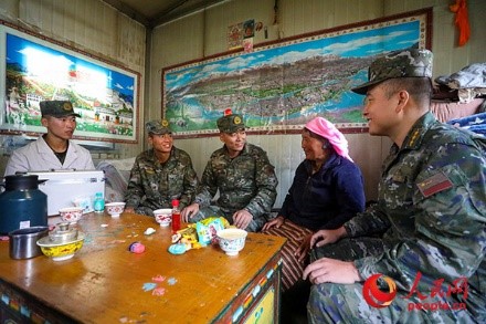 武警西藏總隊拉薩支隊執(zhí)勤八大隊官兵慰問藏族老人。何騰海 攝