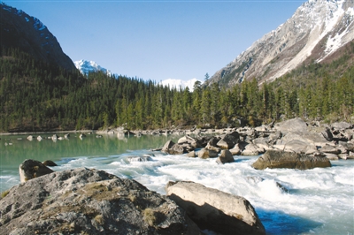 然烏湖美景。圖片由昌都市委宣傳部提供.jpg