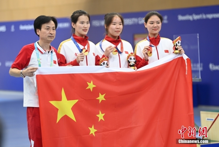 8月1日，第31屆世界大學(xué)生夏季運(yùn)動會女子25米手槍團(tuán)體決賽在四川成都舉行，中國隊獲得冠軍。圖為中國隊選手熊亞瑄(左二)、林雅茜(右二)、王珂怡(右一)等站在領(lǐng)獎臺上合影。<a target='_blank' href='/'><p  align=